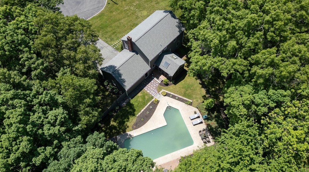 8 Hawthorne Dr, Walpole MA 02081-3138 exterior