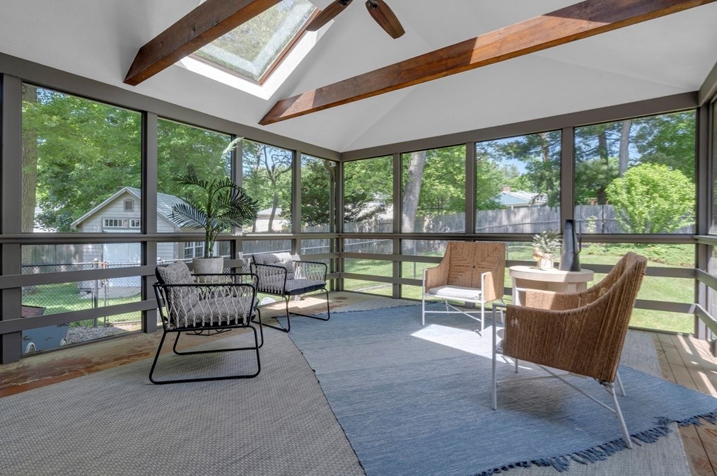 8 Hawthorne Dr, Walpole MA 02081-3138 exterior