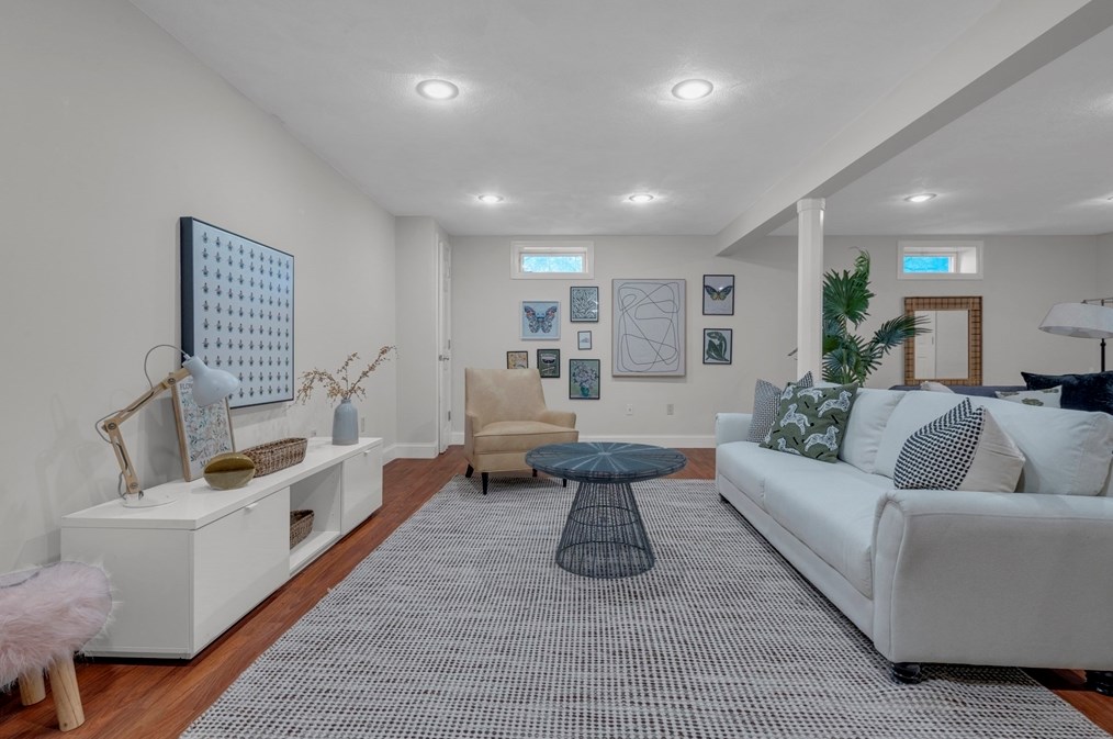 8 Hawthorne Dr, Walpole MA 02081-3138 exterior