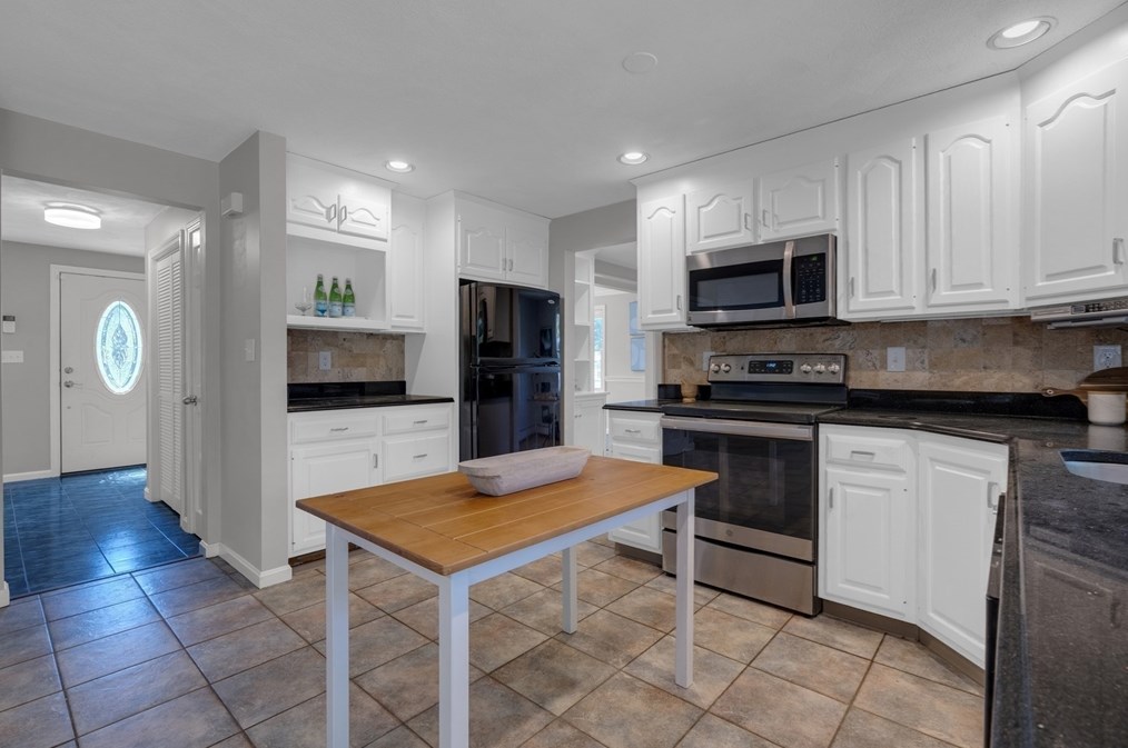 8 Hawthorne Dr, Walpole MA 02081-3138 exterior