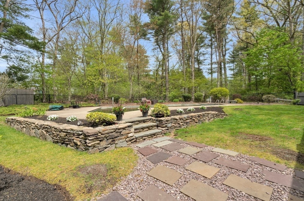 8 Hawthorne Dr, Walpole MA 02081-3138 exterior