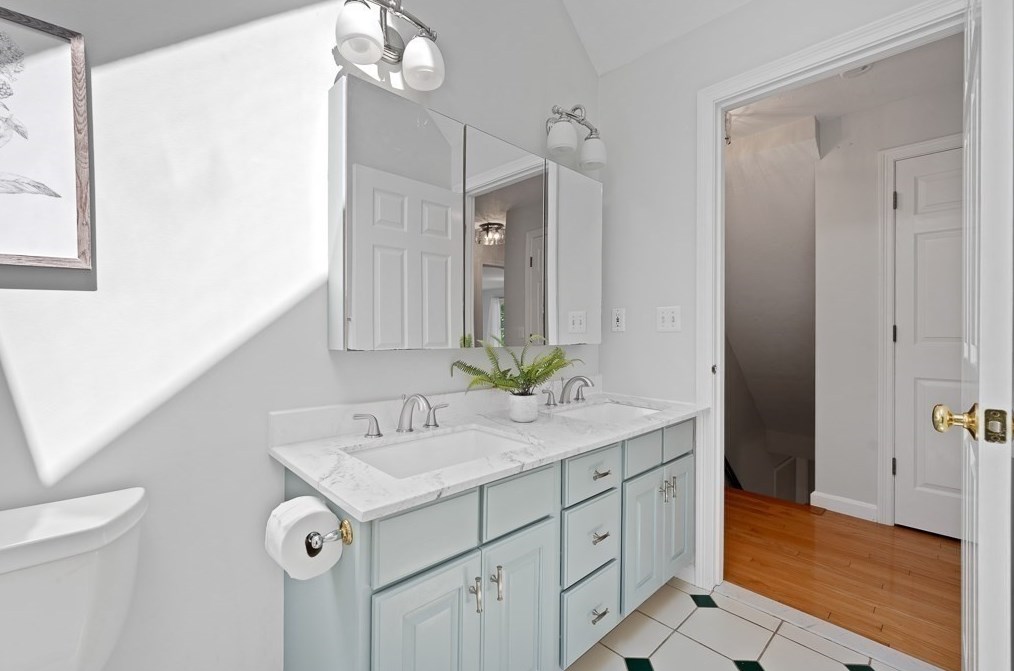 5 Hidden Mdw Ln, Southborough MA 01772-1700 exterior