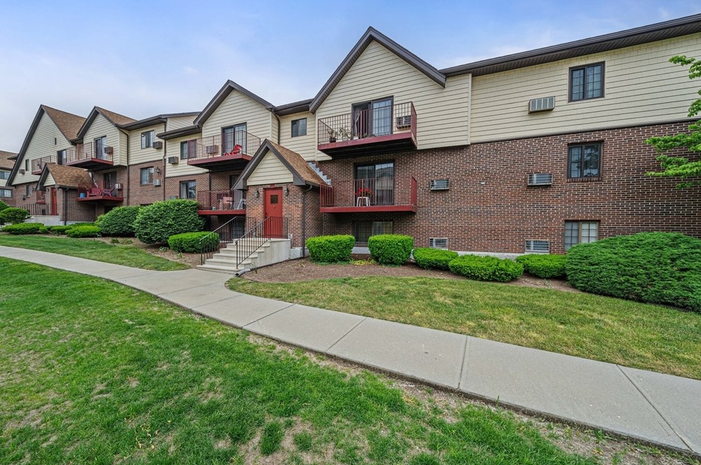 3 Royal Crest Dr, Randolph MA  02368-3067 exterior