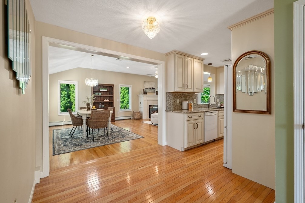 27 Diane Rd, Peabody MA 01960-5037 exterior