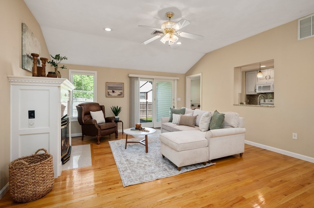 27 Diane Rd, Peabody MA 01960-5037 exterior