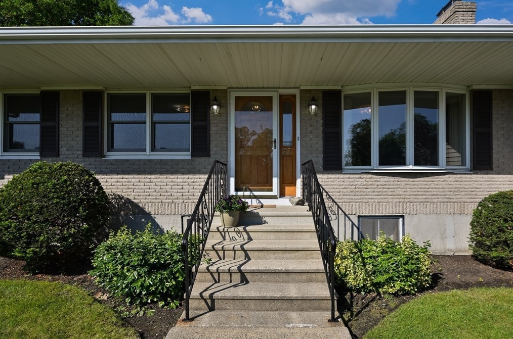 27 Diane Rd, Peabody MA 01960-5037 exterior