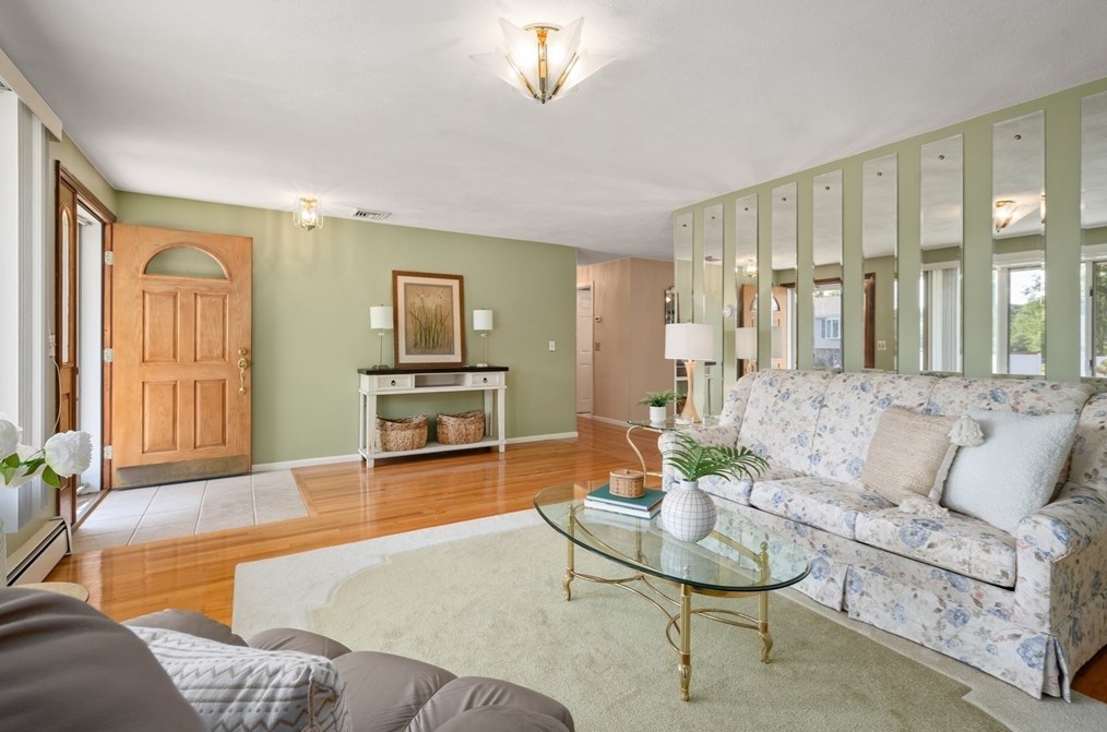 27 Diane Rd, Peabody MA 01960-5037 exterior