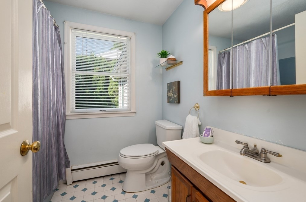 27 Diane Rd, Peabody MA 01960-5037 exterior