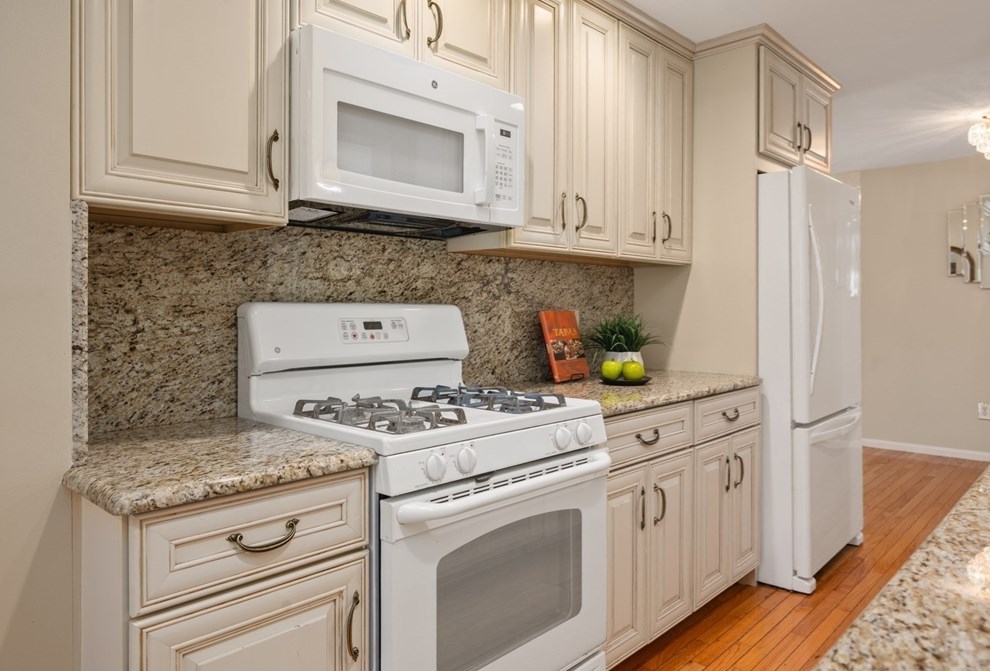 27 Diane Rd, Peabody MA 01960-5037 exterior