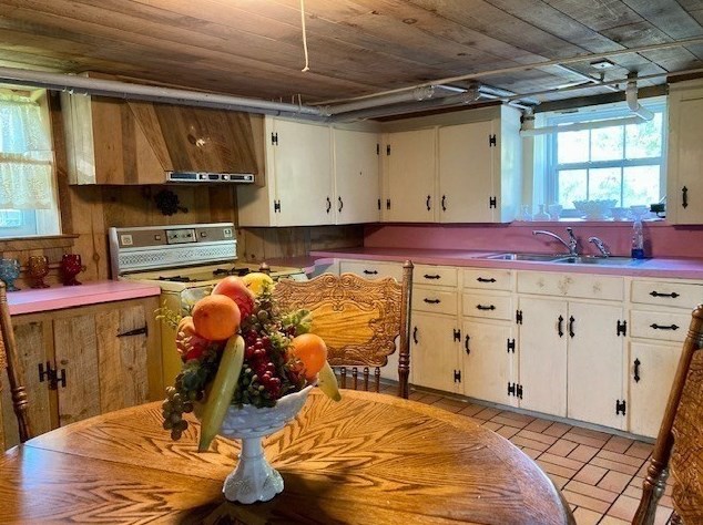 72 Middle Rd, New Bedford MA 02743-2602 exterior