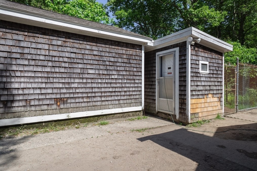 16 Grv St, Berkley MA 02779-1800 exterior