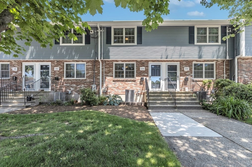 104 Hooper Rd, Dedham MA 02026-5312 exterior