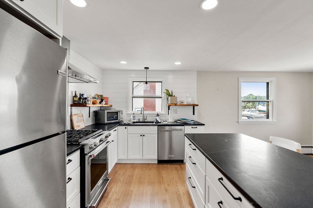 10 Fort Beach Ln, Marblehead MA 01945-3599 exterior