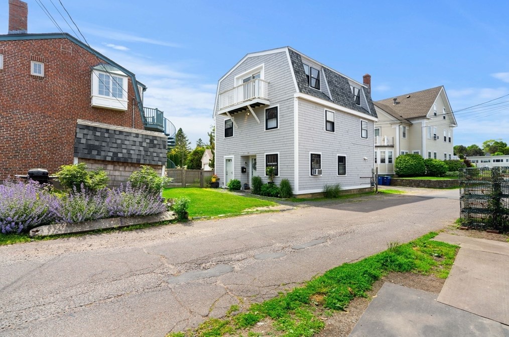 10 Fort Beach Ln, Marblehead MA 01945-3599 exterior