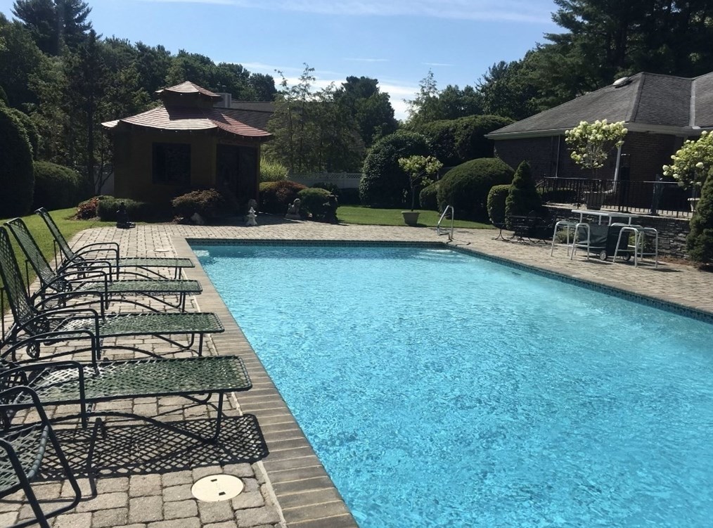 15 Hl Dr, Lynnfield MA 01940-1020 exterior