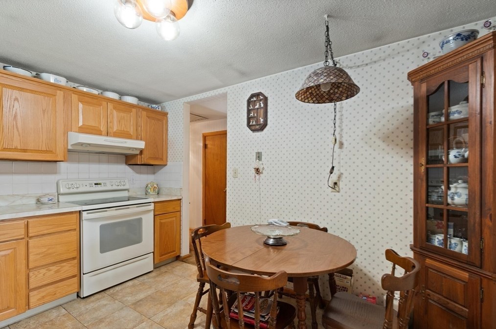 8 Apple Hl Rd, Peabody MA exterior