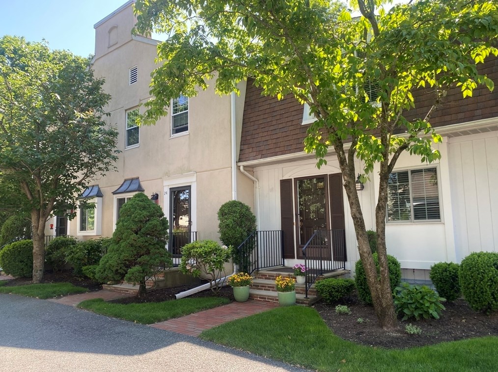 22 Denmark Ln, Needham MA  02492-2335 exterior