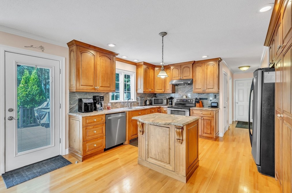 59 Radisson Ln, Montgomery MA 01085-3785 exterior