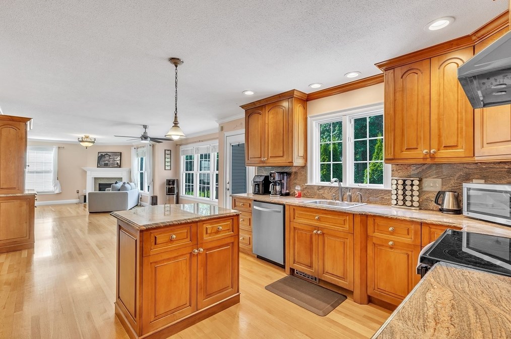 59 Radisson Ln, Montgomery MA 01085-3785 exterior