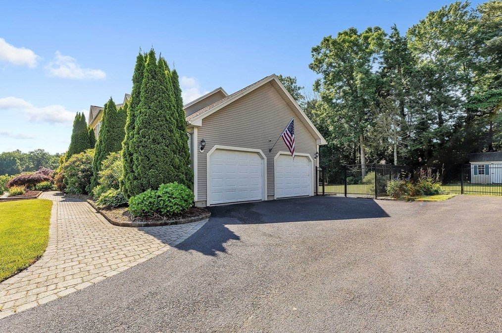 59 Radisson Ln, Montgomery MA 01085-3785 exterior