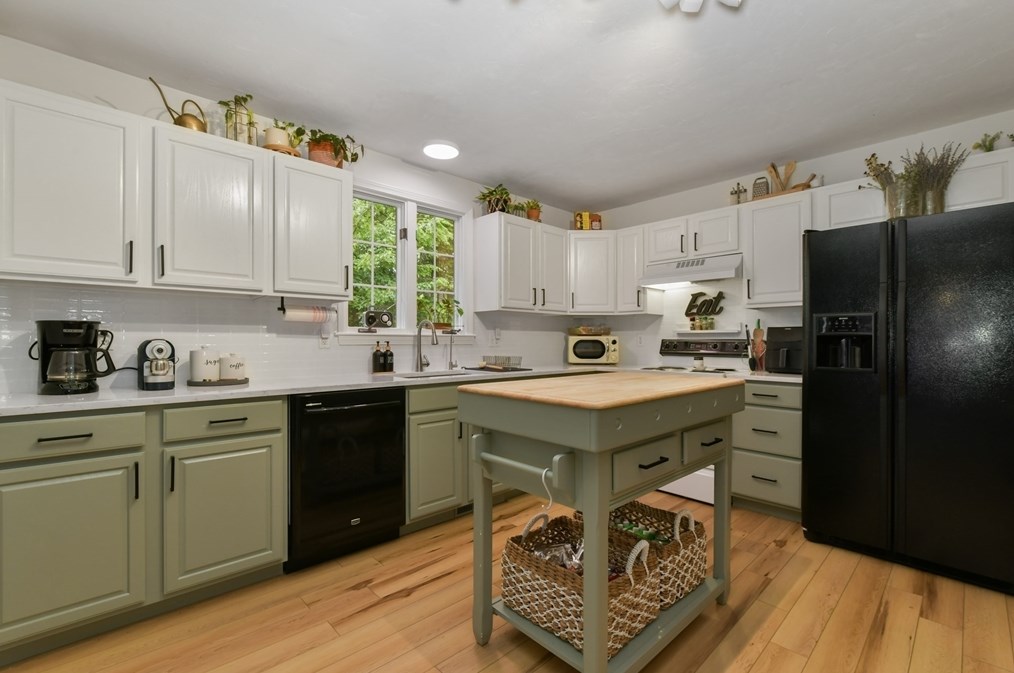 2 Edge Way, Northborough MA 01532-1360 exterior