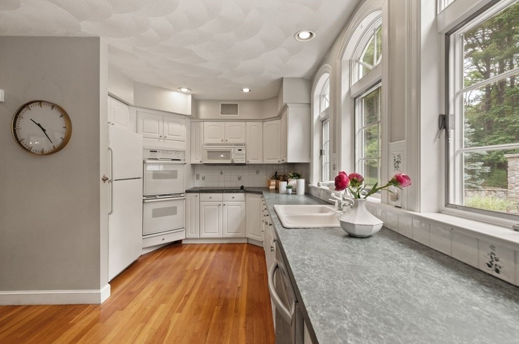 9 Mohawk Ln, Lynnfield MA 01940-1017 exterior