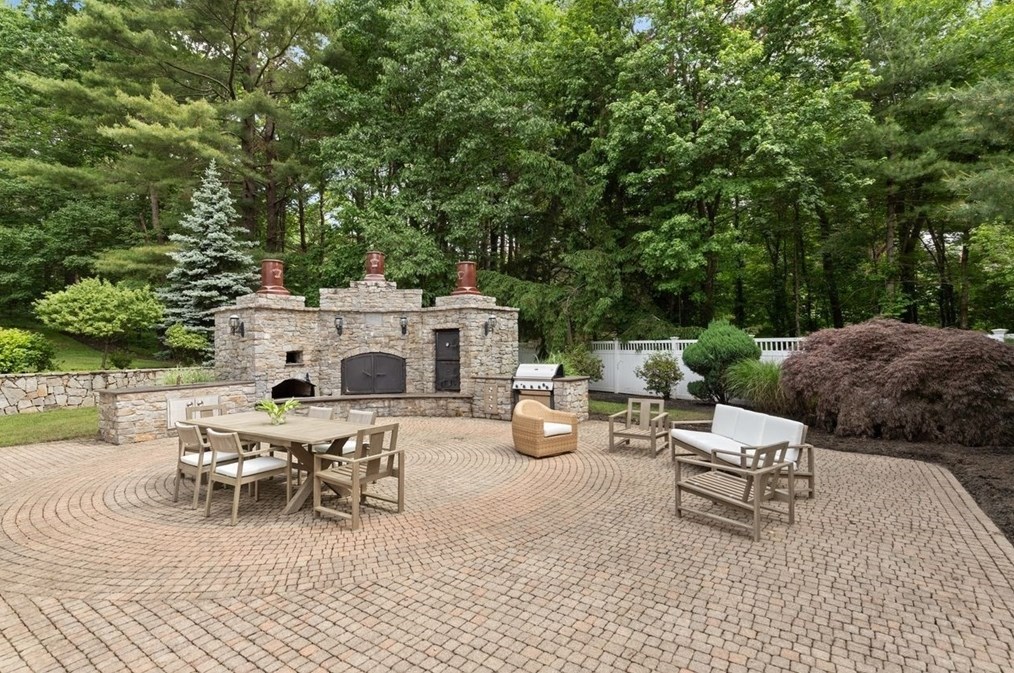 9 Mohawk Ln, Lynnfield MA 01940-1017 exterior