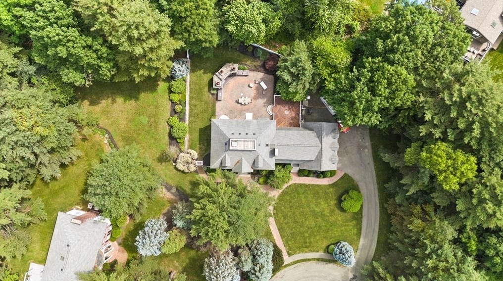 9 Mohawk Ln, Lynnfield MA 01940-1017 exterior