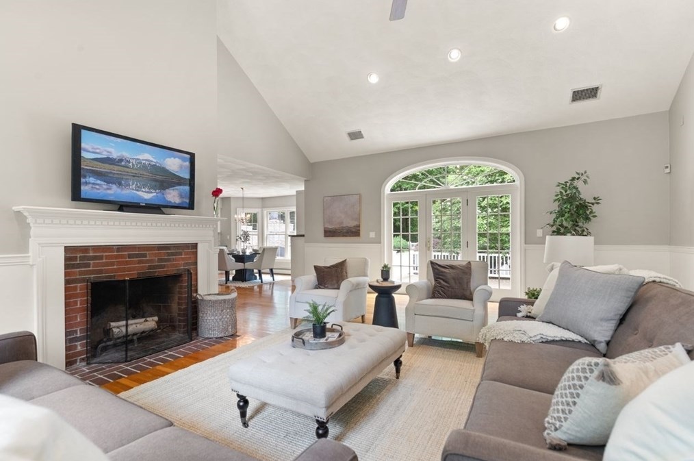 9 Mohawk Ln, Lynnfield MA 01940-1017 exterior