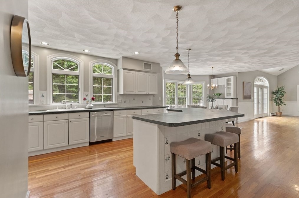 9 Mohawk Ln, Lynnfield MA 01940-1017 exterior