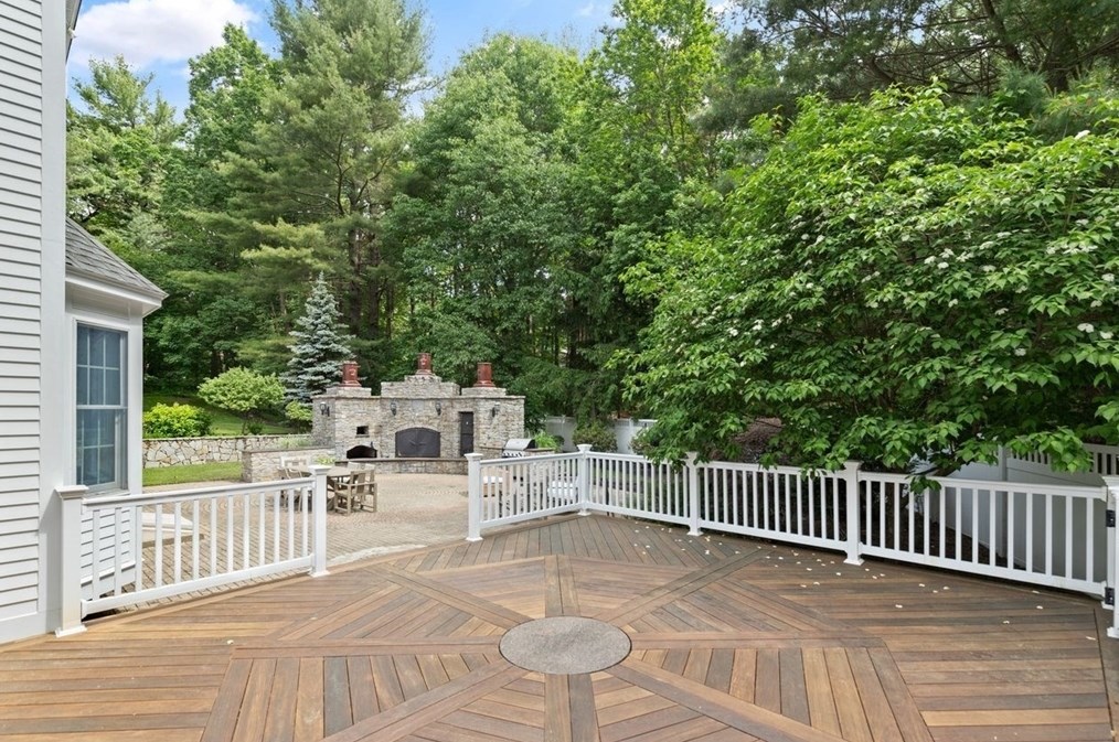 9 Mohawk Ln, Lynnfield MA 01940-1017 exterior