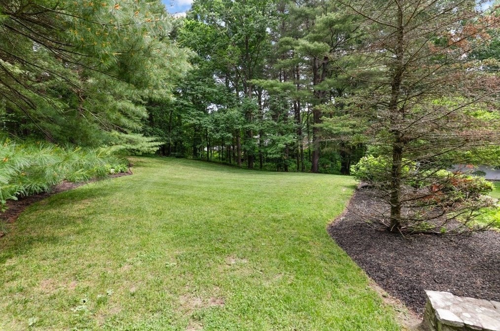 9 Mohawk Ln, Lynnfield MA 01940-1017 exterior