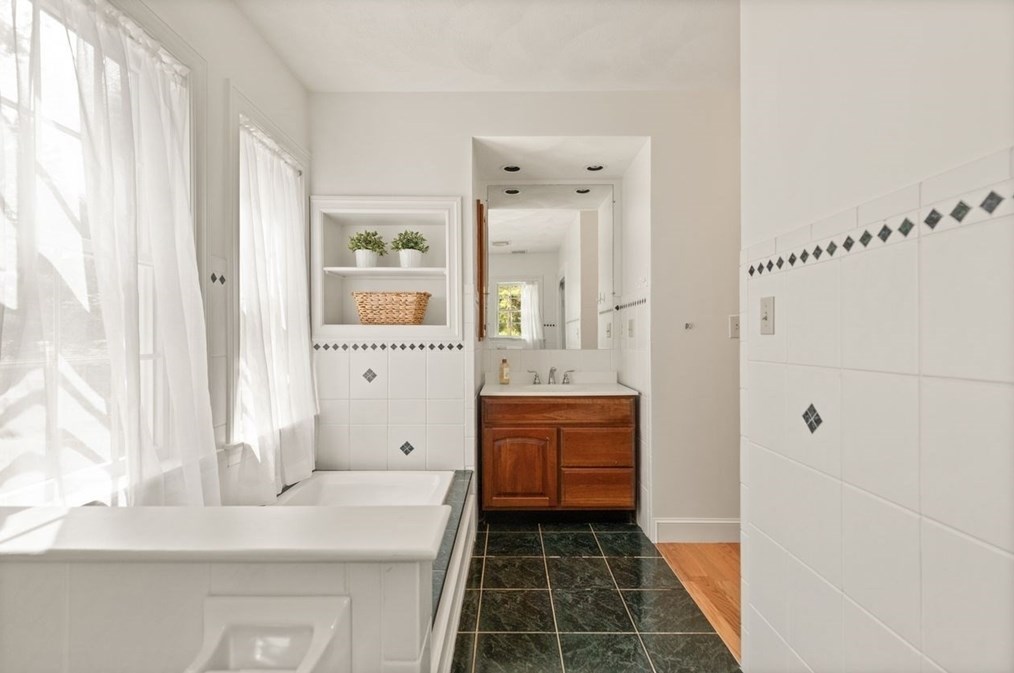 9 Mohawk Ln, Lynnfield MA 01940-1017 exterior