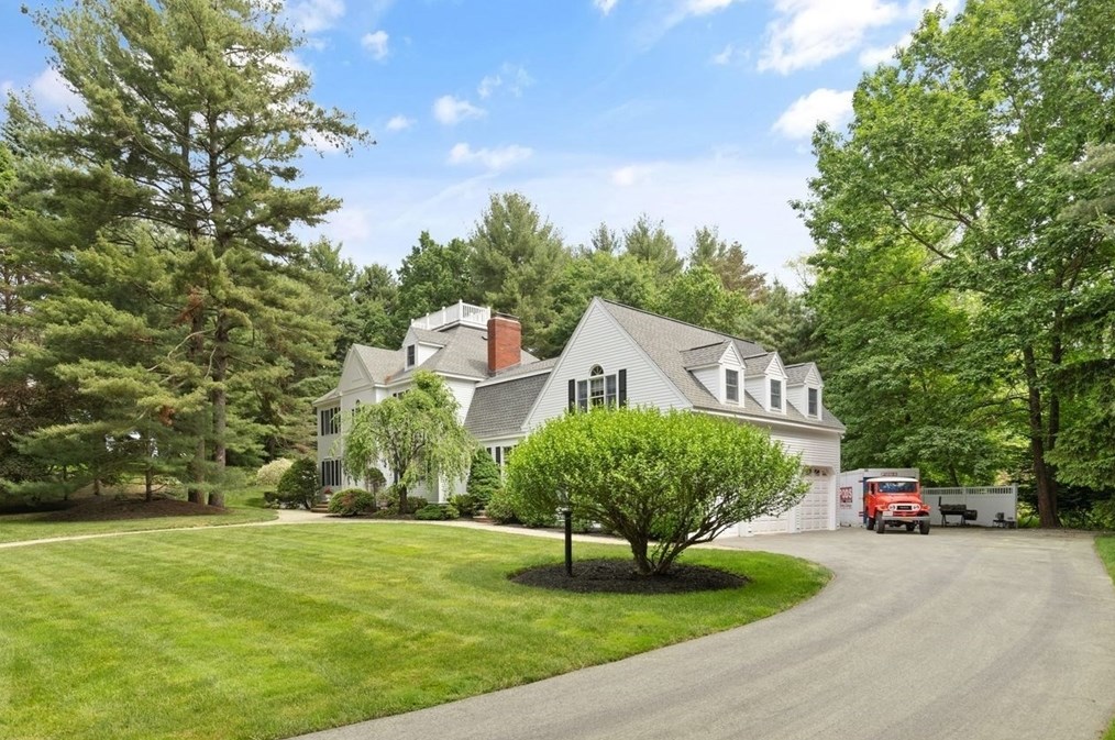 9 Mohawk Ln, Lynnfield MA 01940-1017 exterior