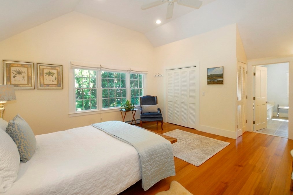 27 Bedford Ct, Concord MA 01742-2625 exterior