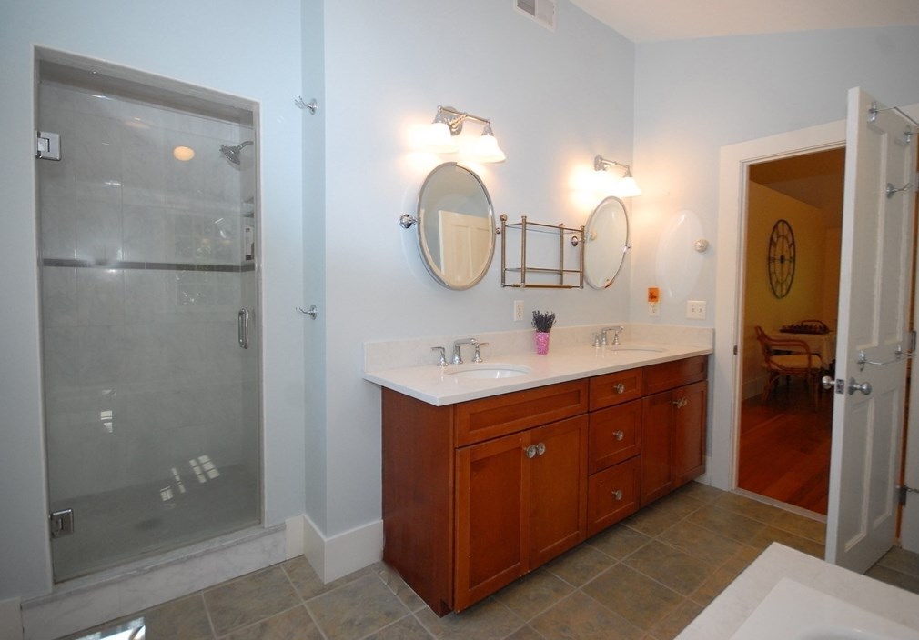 27 Bedford Ct, Concord MA 01742-2625 exterior