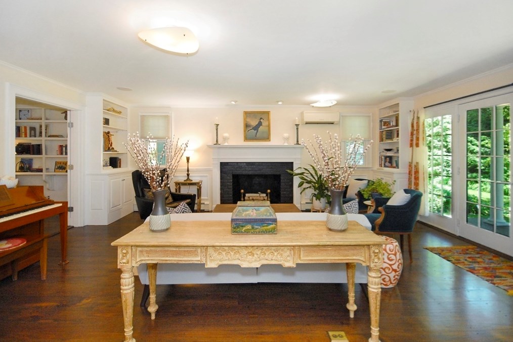 27 Bedford Ct, Concord MA 01742-2625 exterior