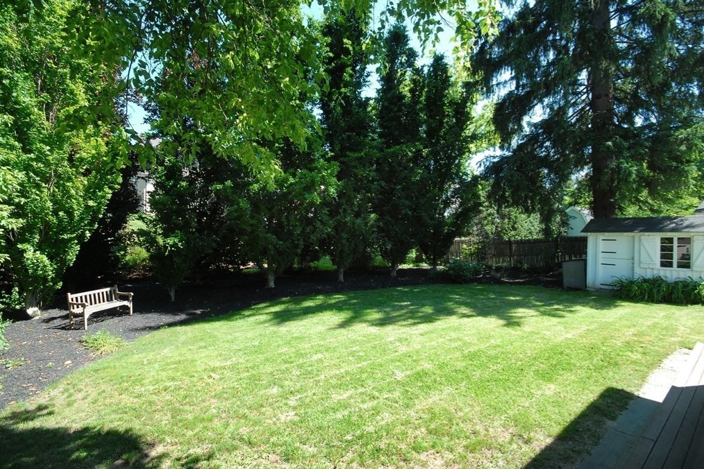 27 Bedford Ct, Concord MA 01742-2625 exterior