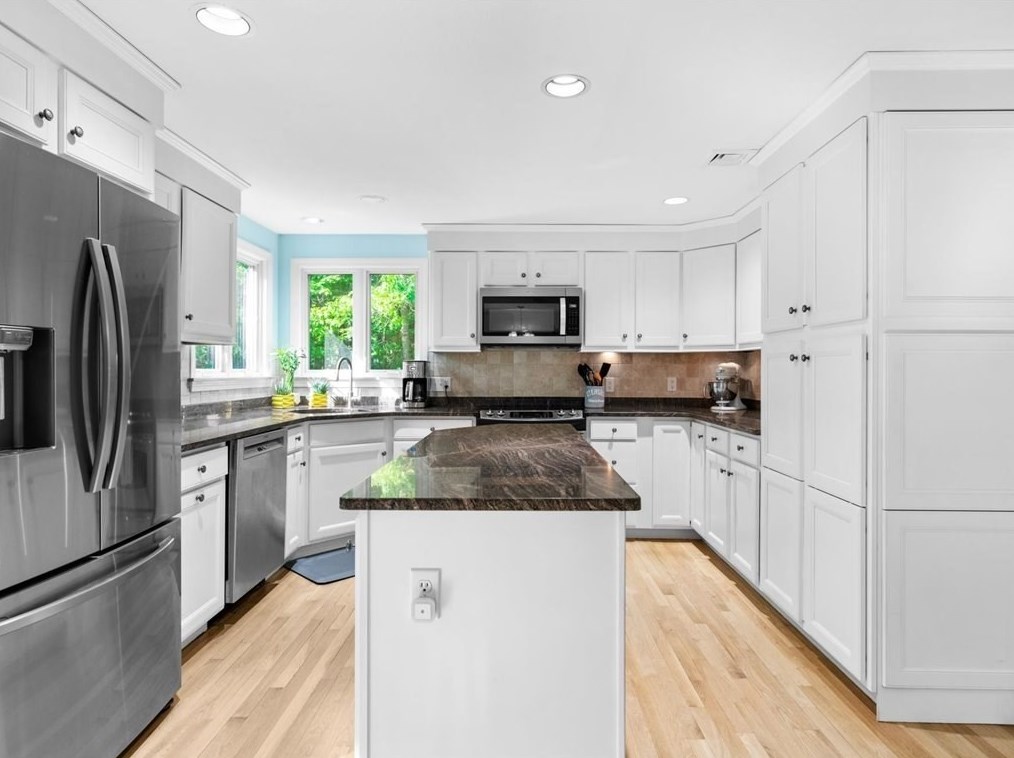 1 Trout Farm Ln, Duxbury MA 02332-4609 exterior