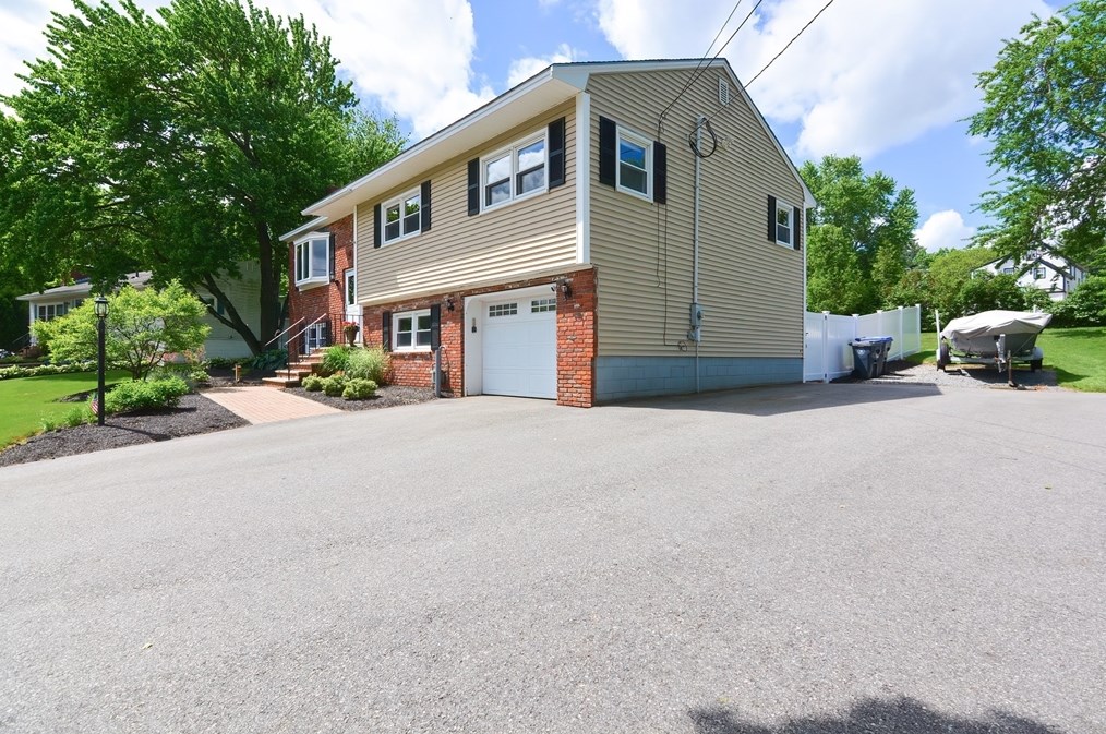 19 Anderson Dr, Methuen MA 01844-7401 exterior