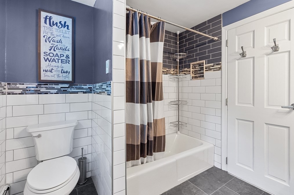 1 Farm St, Medway MA  02053-1339 exterior