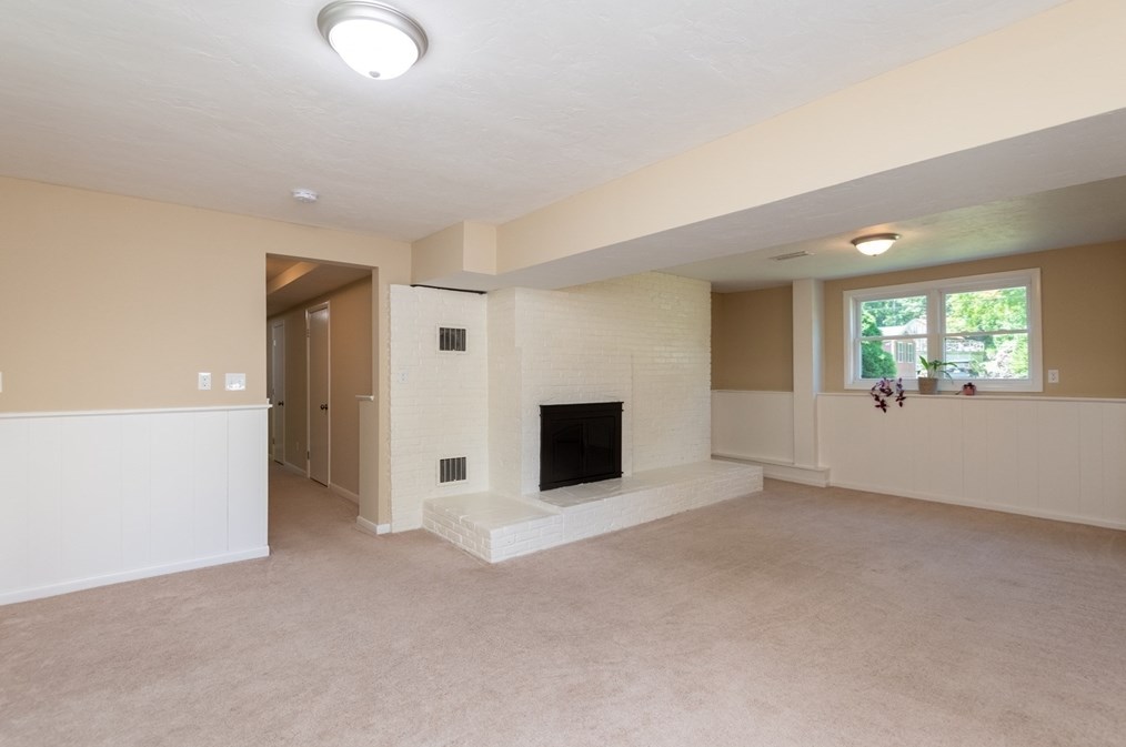 31 Old Jacobs Rd, Haverhill MA 01833-1010 exterior