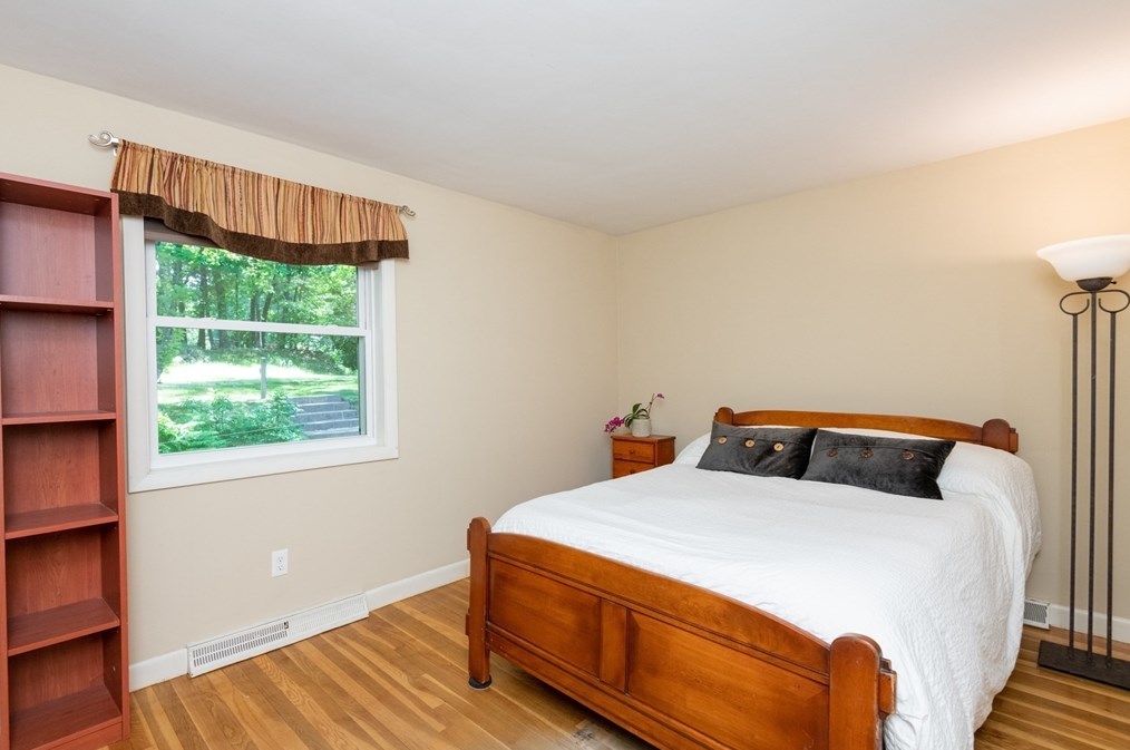 31 Old Jacobs Rd, Haverhill MA 01833-1010 exterior