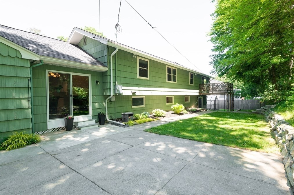 31 Old Jacobs Rd, Haverhill MA 01833-1010 exterior