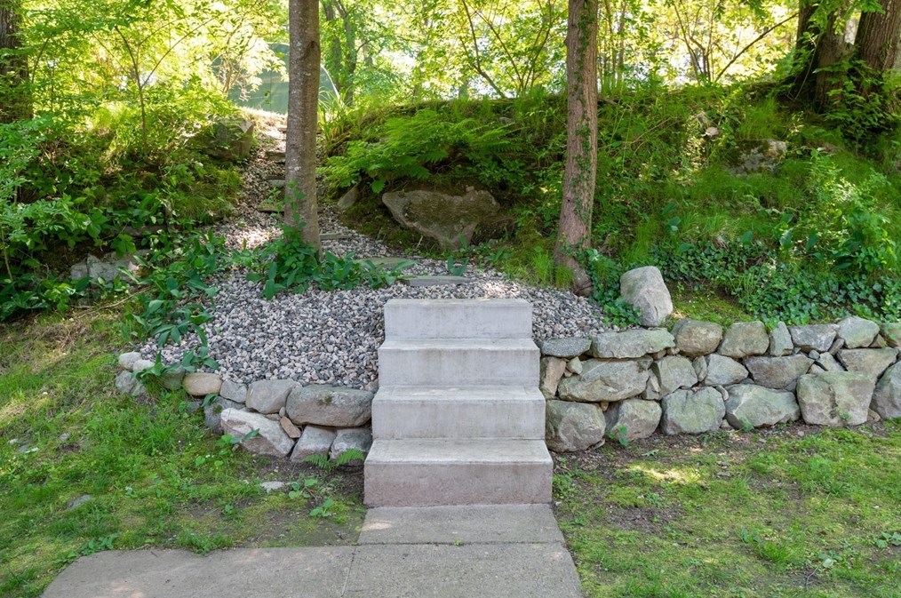 31 Old Jacobs Rd, Haverhill MA 01833-1010 exterior