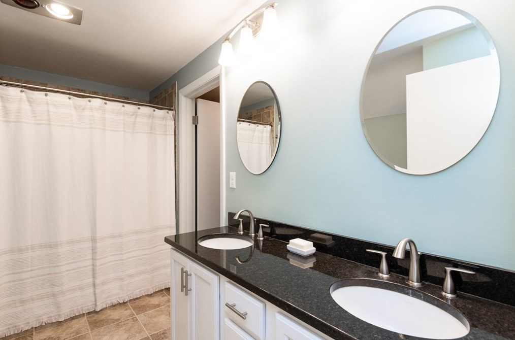 31 Old Jacobs Rd, Haverhill MA 01833-1010 exterior