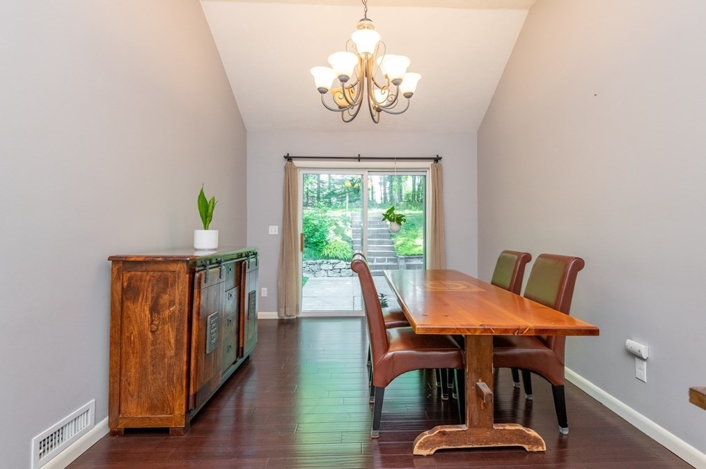 31 Old Jacobs Rd, Haverhill MA 01833-1010 exterior