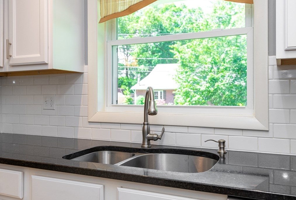 31 Old Jacobs Rd, Haverhill MA 01833-1010 exterior