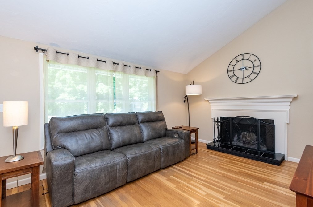 31 Old Jacobs Rd, Haverhill MA 01833-1010 exterior