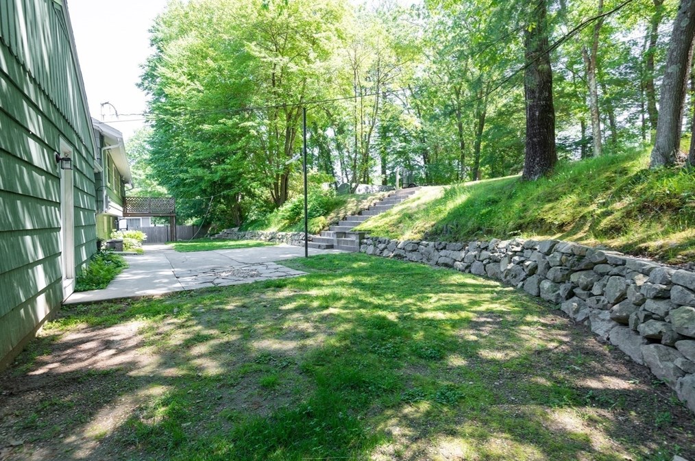 31 Old Jacobs Rd, Haverhill MA 01833-1010 exterior